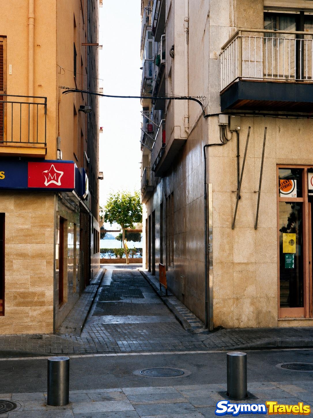 Wąska ulica w Lloret de Mar prowadząca w stronę nadmorskiej promenady podczas wakacji w 2001 roku