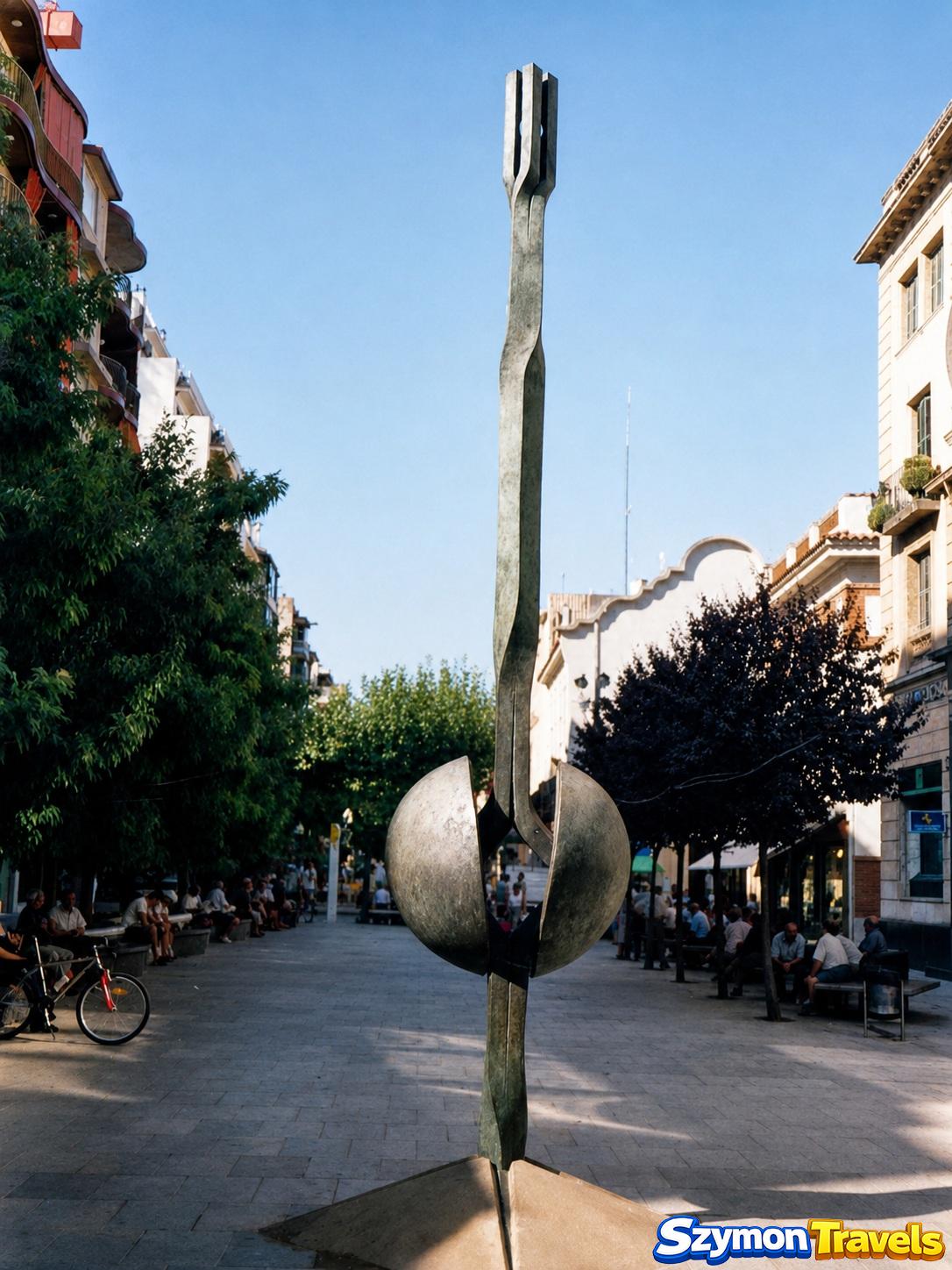 Współczesna rzeźba na miejskim deptaku w Lloret de Mar na analogowym zdjęciu z 2001 roku