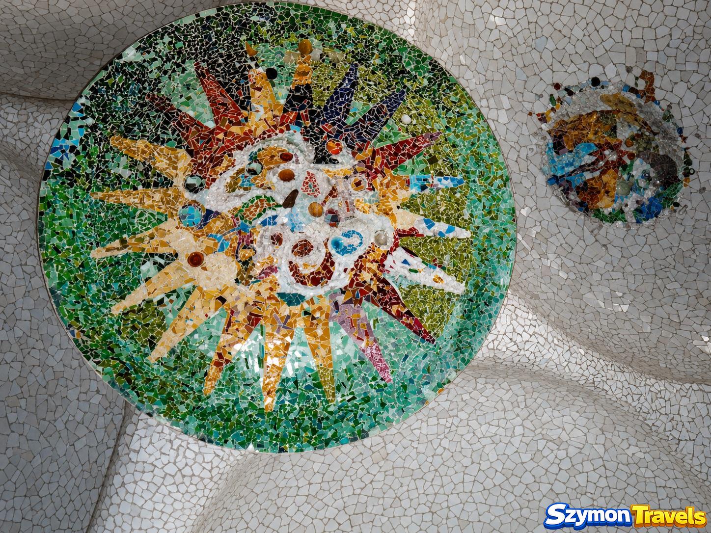 Kolorowa mozaikowa rozeta trencadís na suficie Sali Hipostylowej w Park Güell w Barcelonie