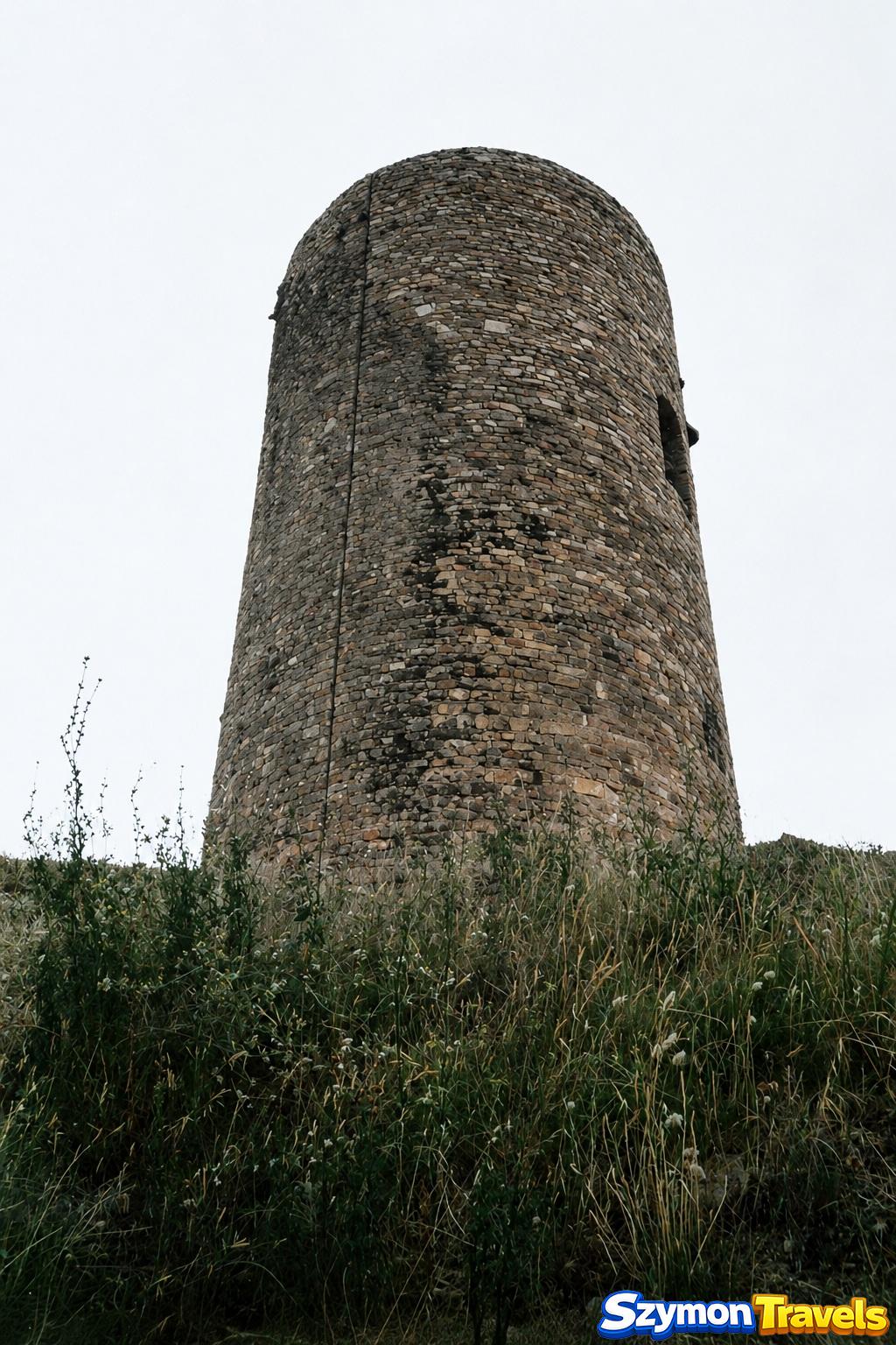 Okrągła kamienna wieża Castell de Sant Joan w Blanes sfotografowana podczas samotnej wyprawy z Lloret de Mar w 2001 roku