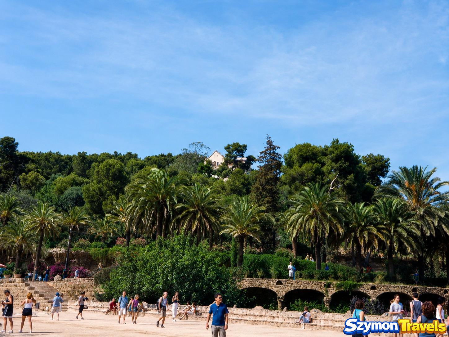 Palmy, kamienne konstrukcje i spacerowicze w Park Güell w Barcelonie na zdjęciu z 2001 roku