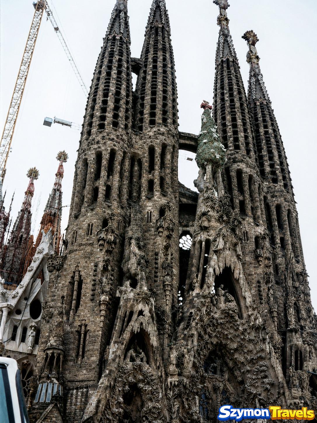 Wieże Sagrada Família w Barcelonie na analogowym zdjęciu z 2001 roku, z widocznym dźwigiem budowlanym