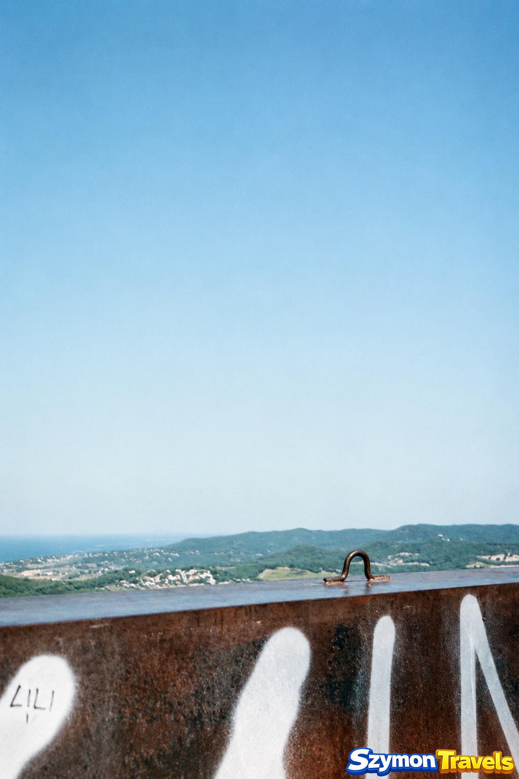 Widok ze wzgórza Castell de Sant Joan w stronę lądowej części okolic Blanes i zielonych wzgórz Costa Brava