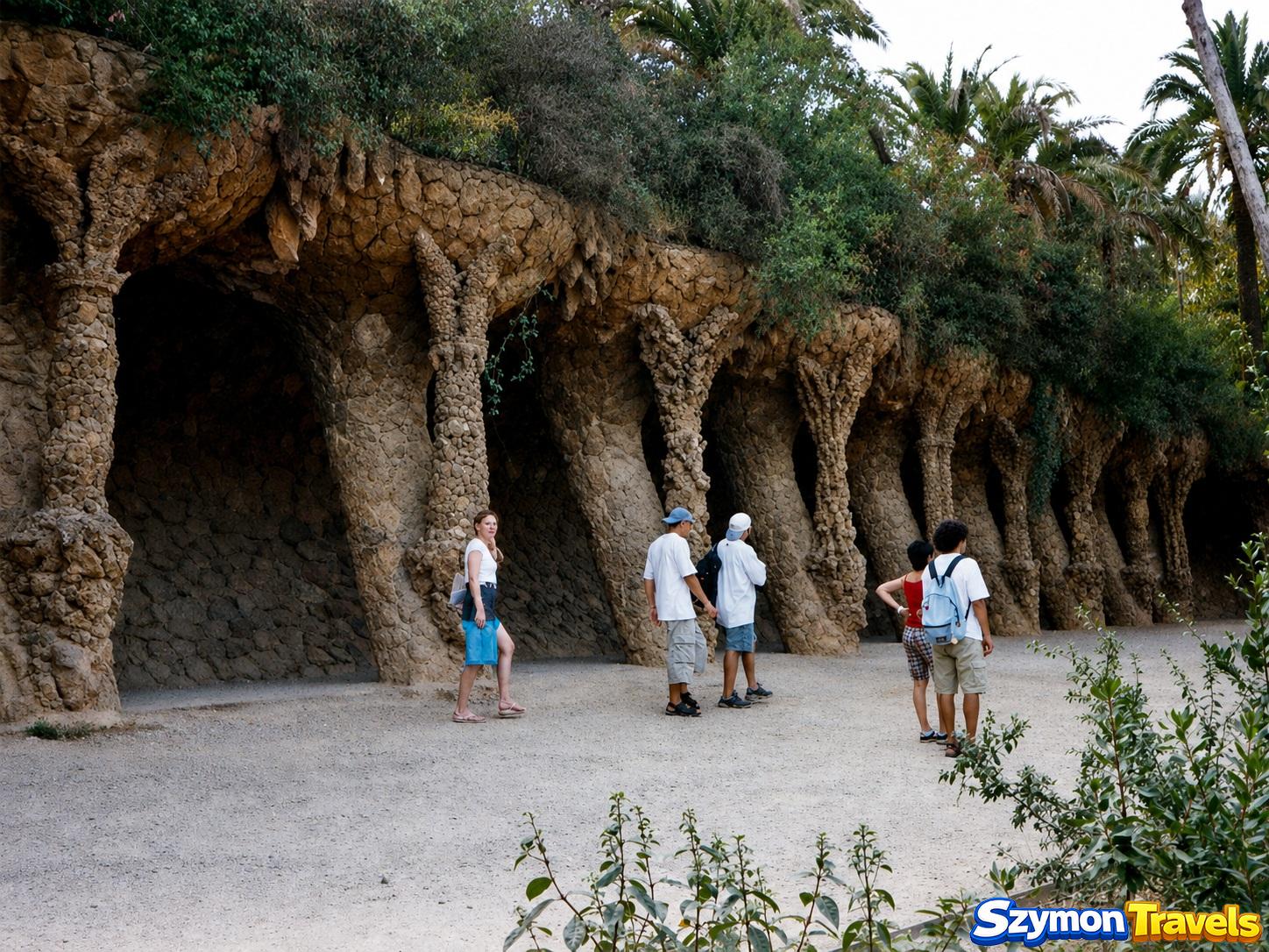 Kamienny portyk i wiadukt Park Güell w Barcelonie zaprojektowany przez Antoniego Gaudíego