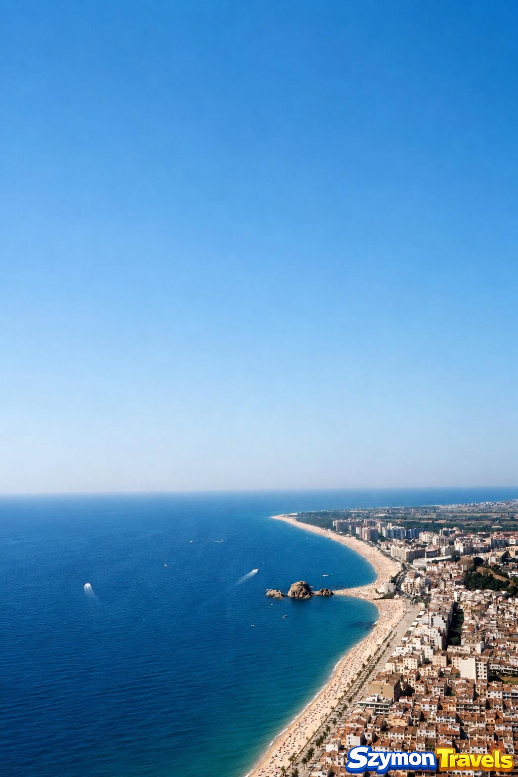 Długa linia plaż Blanes i Morze Śródziemne widziane ze wzgórza Castell de Sant Joan