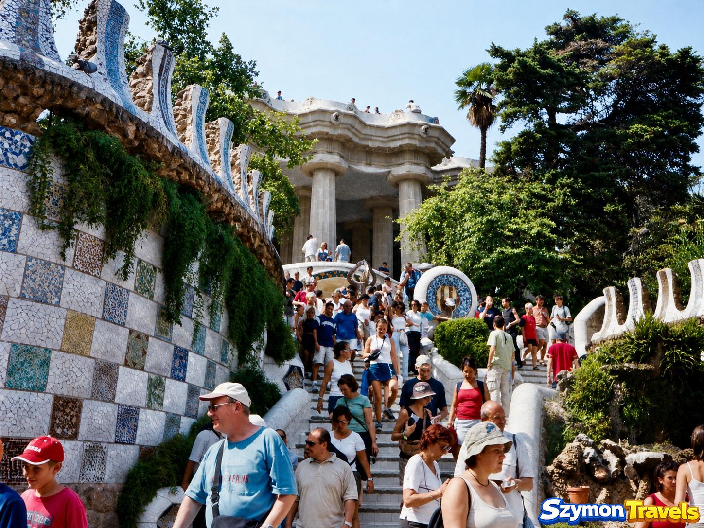Monumentalne schody Park Güell w Barcelonie pełne turystów w 2001 roku, z mozaikową balustradą i salą kolumnową powyżej