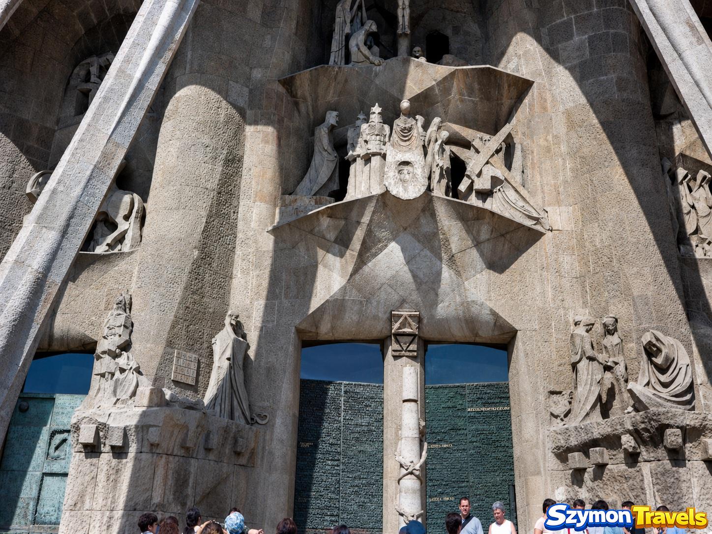 Rzeźbiarskie detale Fasady Męki Pańskiej Sagrada Família sfotografowane w Barcelonie w 2001 roku