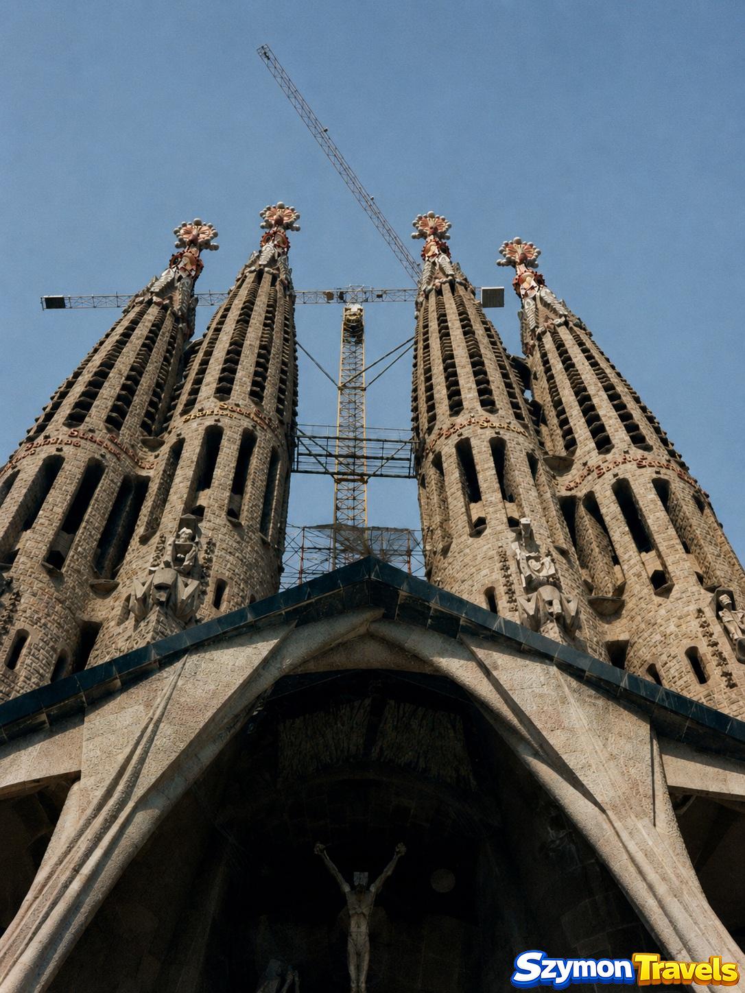 Wieże i bogato dekorowana Fasada Narodzenia Sagrada Família w Barcelonie sfotografowane w 2001 roku