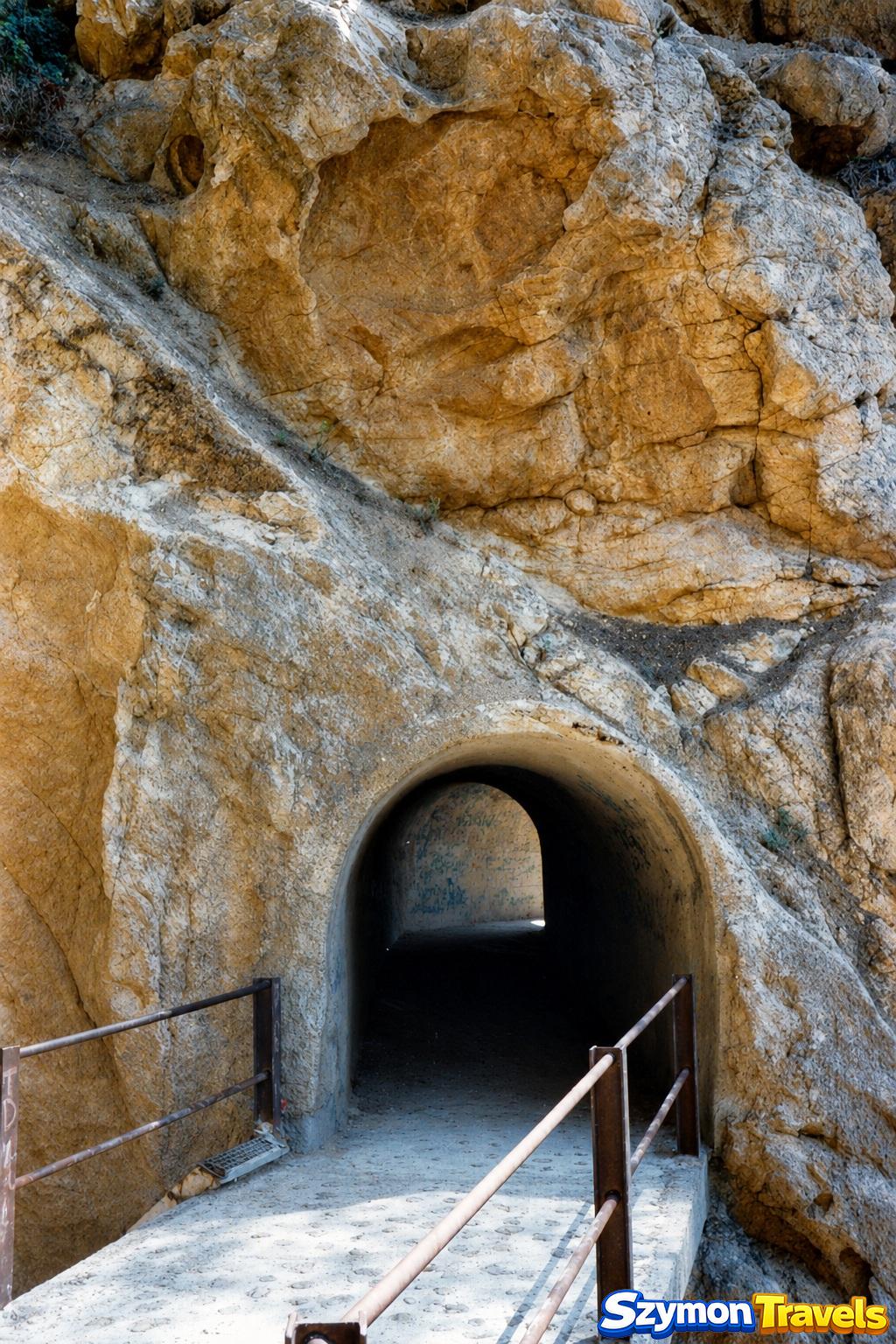 Przejście wykute w skale na trasie prowadzącej ku wzgórzu Castell de Sant Joan w Blanes podczas podróży w 2001 roku