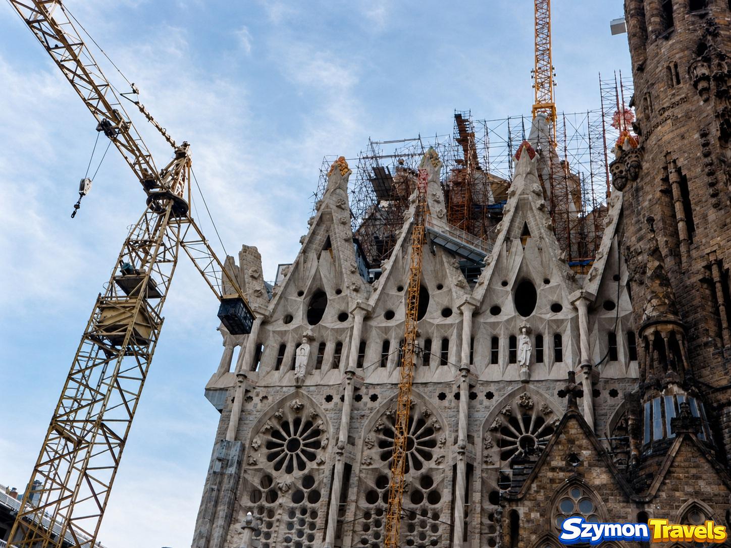 Fasada Męki Pańskiej Sagrada Família w Barcelonie podczas budowy w 2001 roku, z rusztowaniami i dźwigami