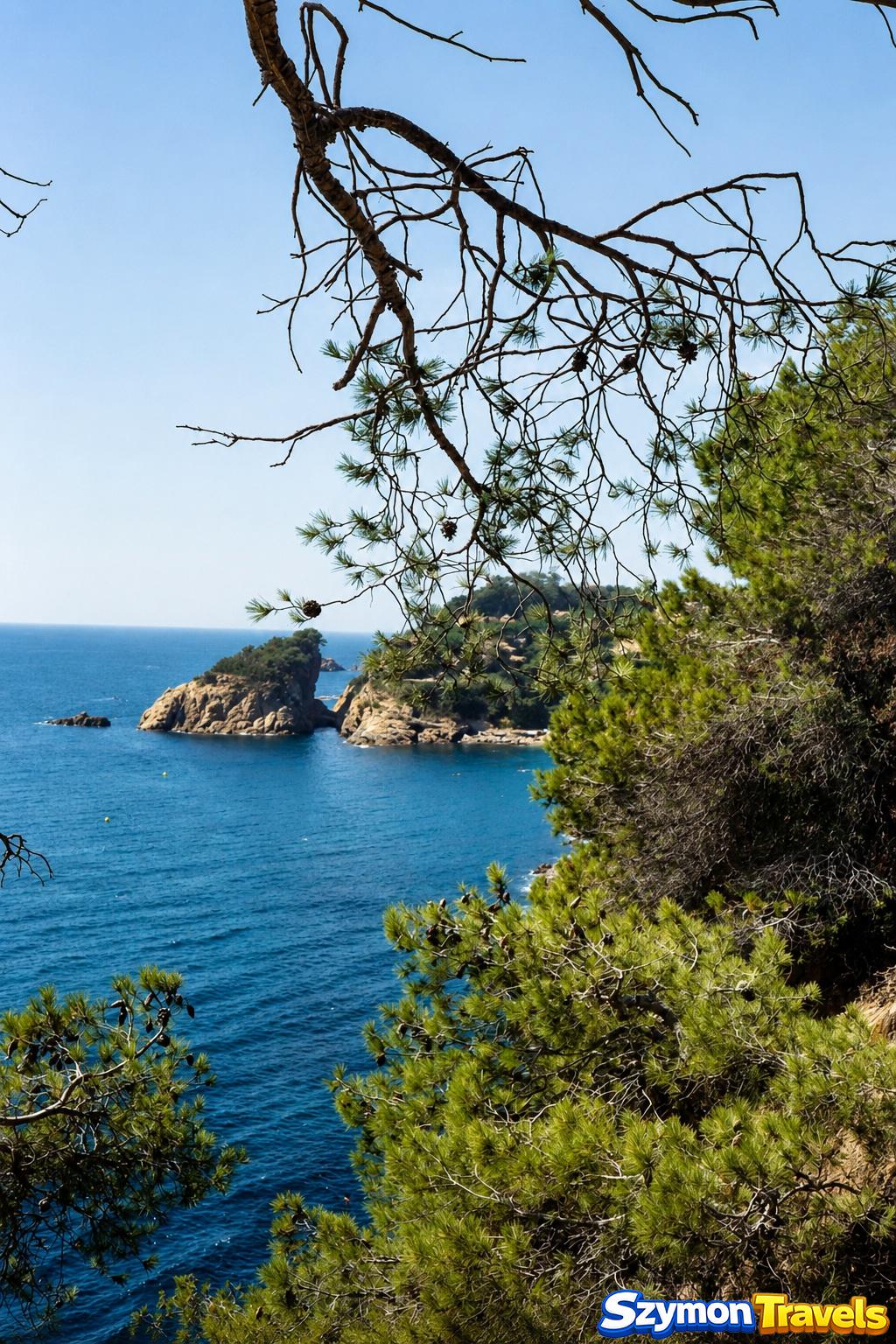 Skalista zatoczka i sosny nad błękitnym Morzem Śródziemnym na wybrzeżu Costa Brava podczas wyprawy w 2001 roku