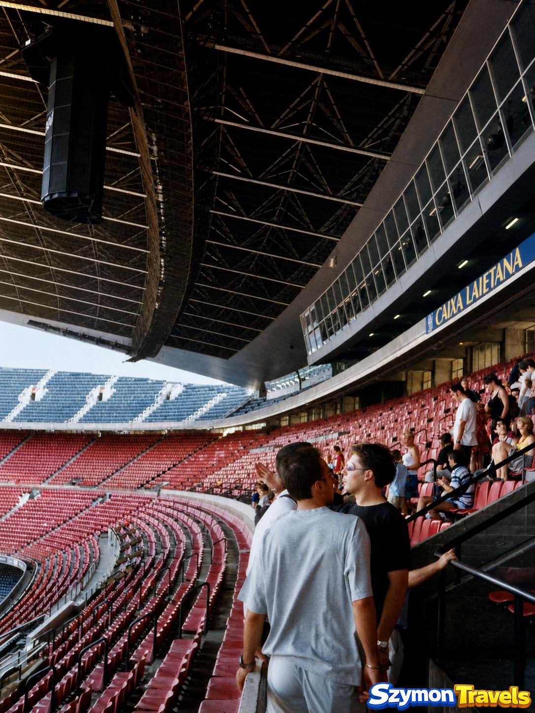 Trybuny dawnego Camp Nou i płyta stadionu FC Barcelony podczas zwiedzania w 2001 roku