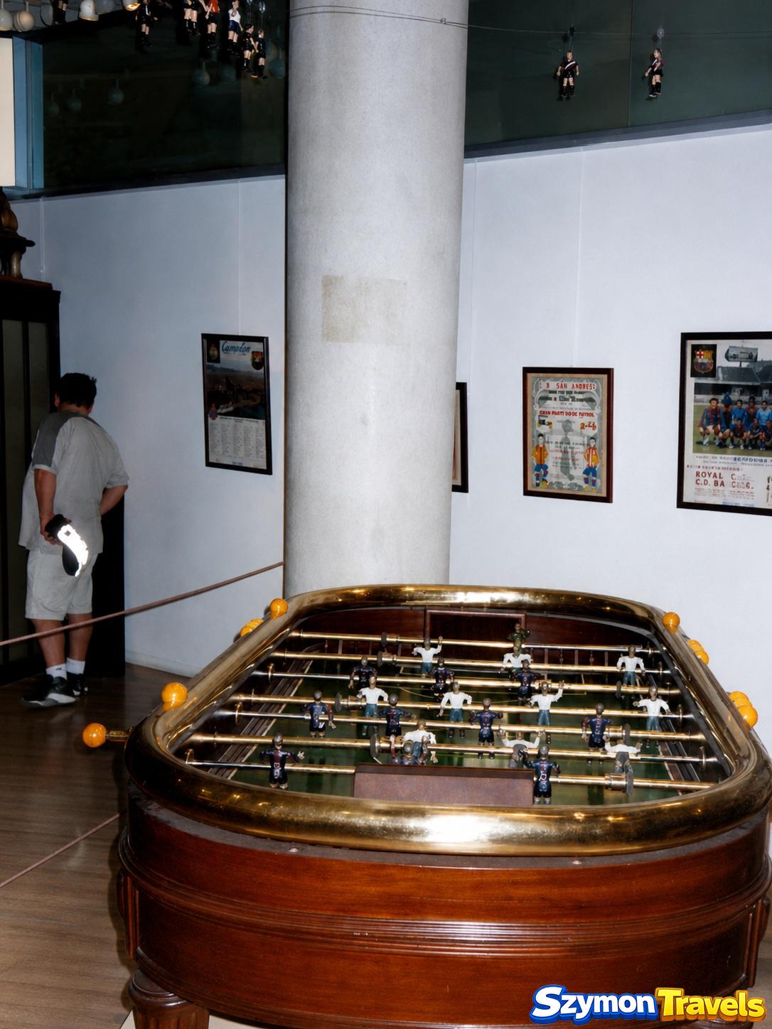 Zabytkowa gra piłkarska prezentowana w muzeum FC Barcelony podczas wizyty na Camp Nou w 2001 roku