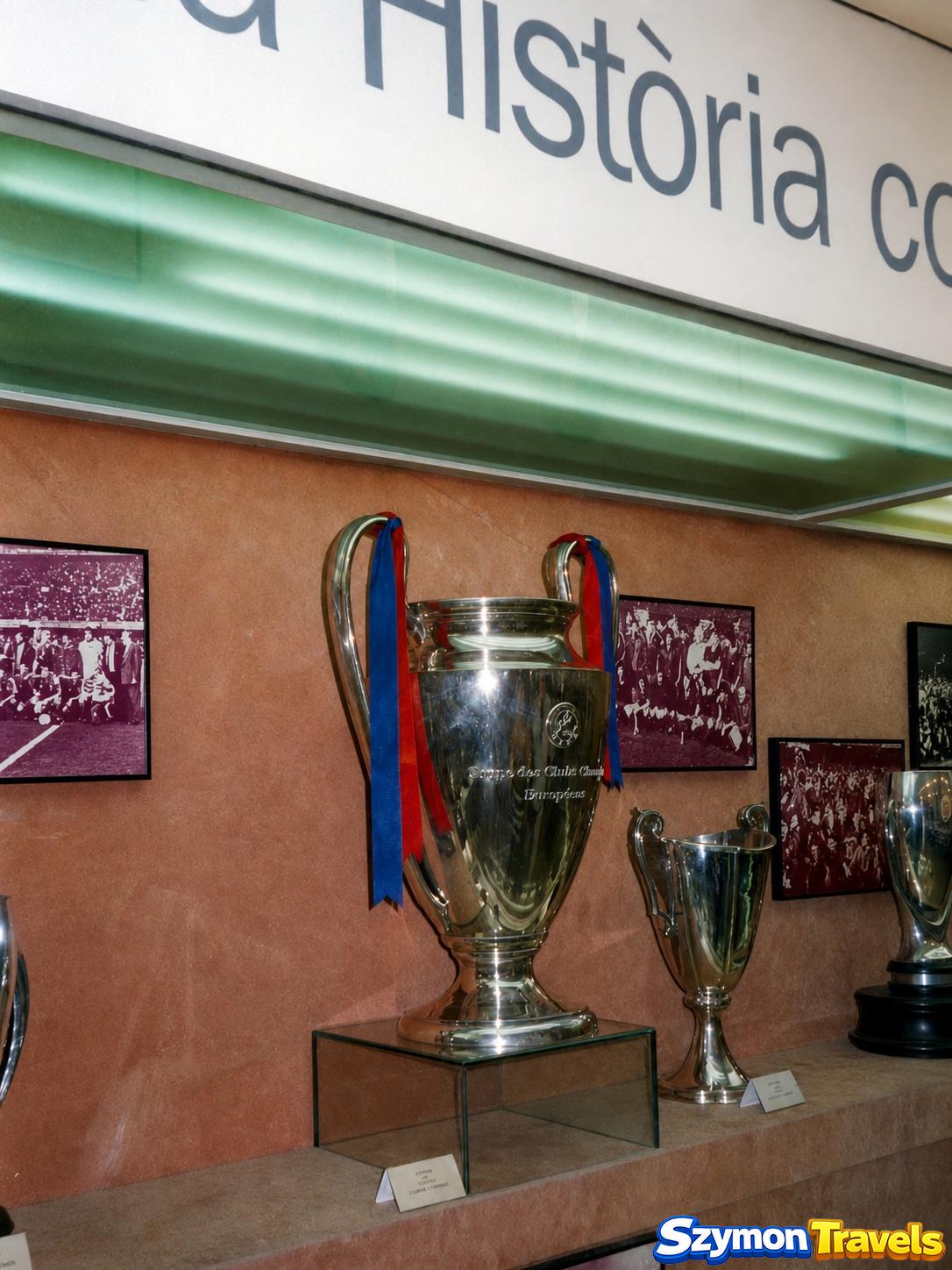 Puchar Europy lub Ligi Mistrzów z barwami FC Barcelony prezentowany w dawnym muzeum klubu podczas wizyty w 2001 roku