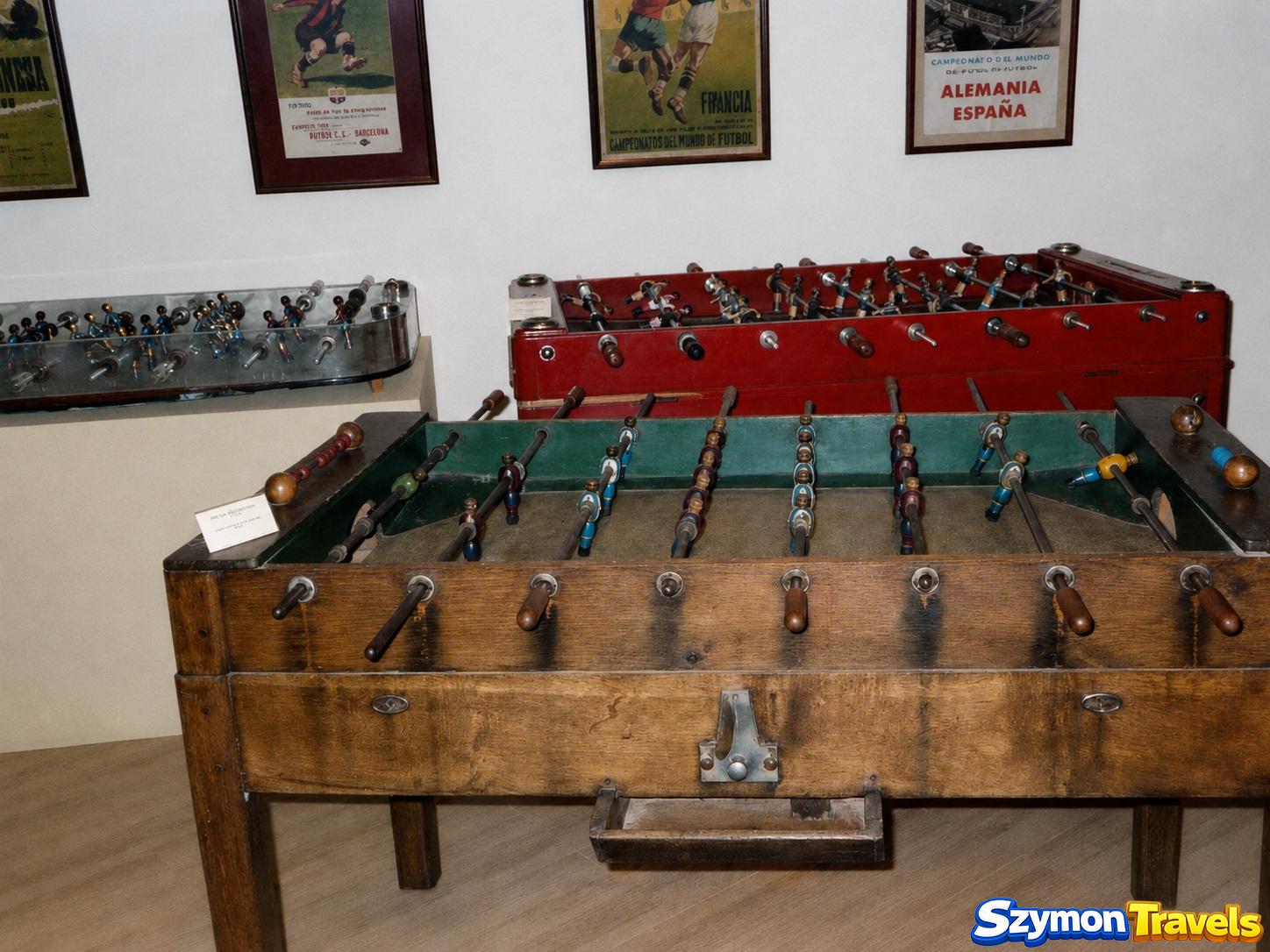Dawne stołowe gry piłkarskie i plakaty prezentowane w muzeum FC Barcelony w 2001 roku