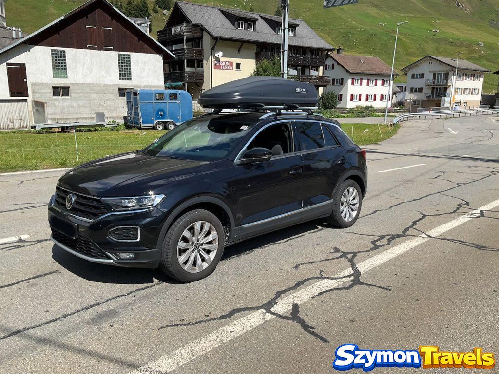 Samochód przed wjazdem na Autoverlad Furka w alpejskiej miejscowości