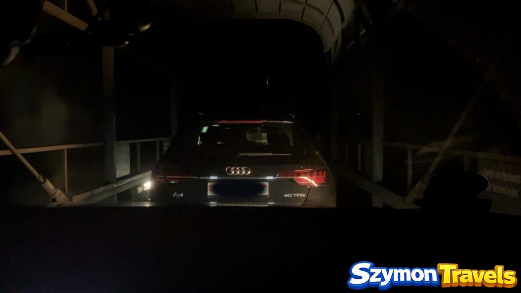 Samochód na wagonie Autoverlad Furka w ciemnym tunelu