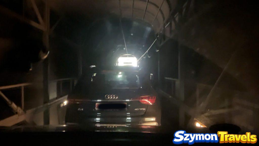 Wyjazd z tunelu Furka podczas przejazdu samochodem w pociągu