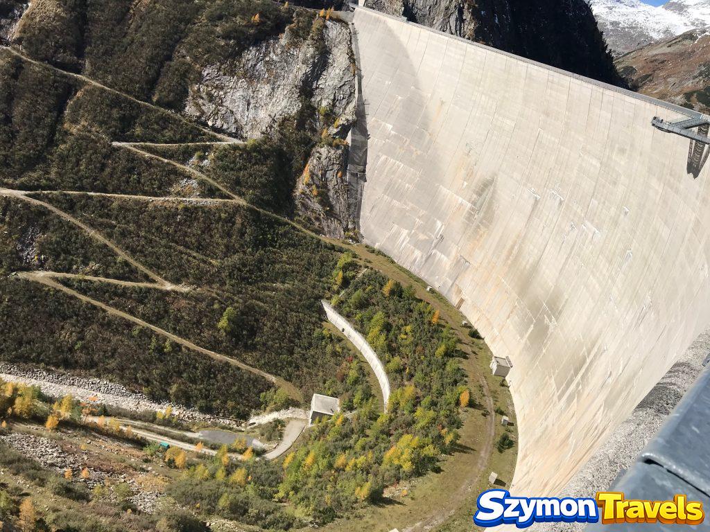 Kölnbrein Dam – widok w dół po ścianie zapory Widok w dół ze szczytu zapory Kölnbrein Dam na betonową ścianę i dolinę