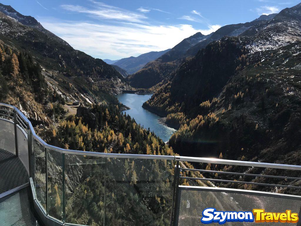 Kölnbrein Dam – Airwalk nad doliną Malta Widok z platformy Airwalk przy Kölnbrein Dam na dolinę Malta i zbiornik wodny