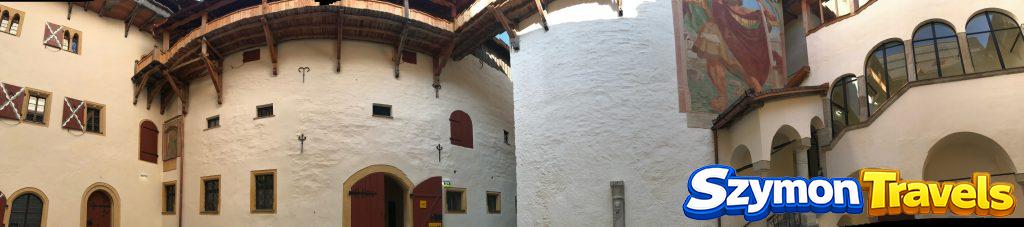Schloss Moosham – panorama dziedzińca Panorama dziedzińca Schloss Moosham z wieżą, drewnianymi galeriami i freskiem
