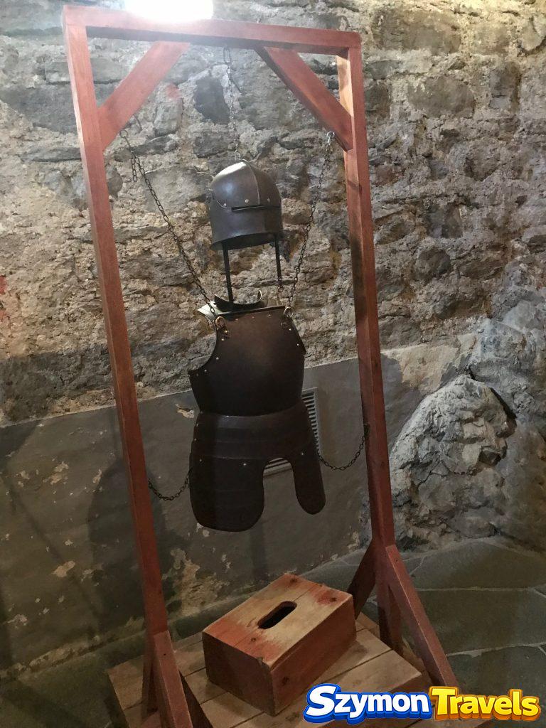 Schloss Moosham – półzbroja z hełmem i taszkami Półzbroja z hełmem, napierśnikiem i taszkami w ekspozycji Schloss Moosham