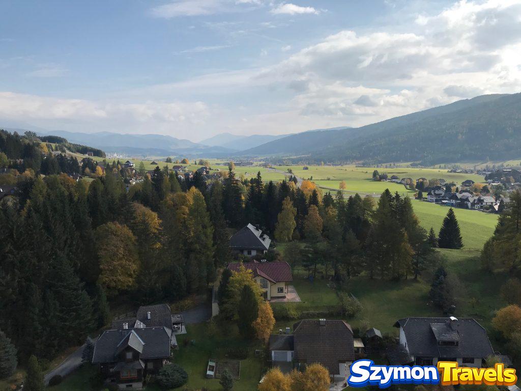 Schloss Moosham – widok na Lungau Widok z Schloss Moosham na dolinę Lungau, pola, domy i góry
