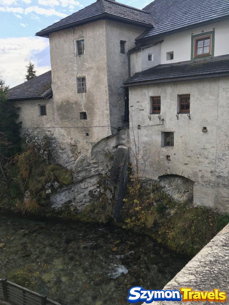 Schloss Moosham – mury zamku nad strumieniem Schloss Moosham w Unternbergu, kamienne mury zamku nad strumieniem