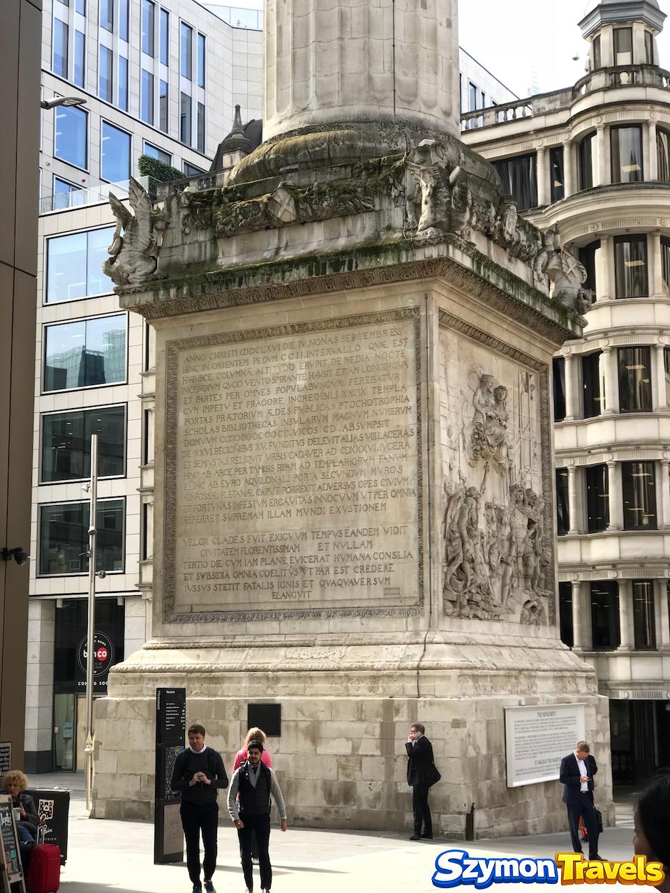 Podstawa Monumentu Wielkiego Pożaru Londynu z łacińską inskrypcją i kamiennymi reliefami
