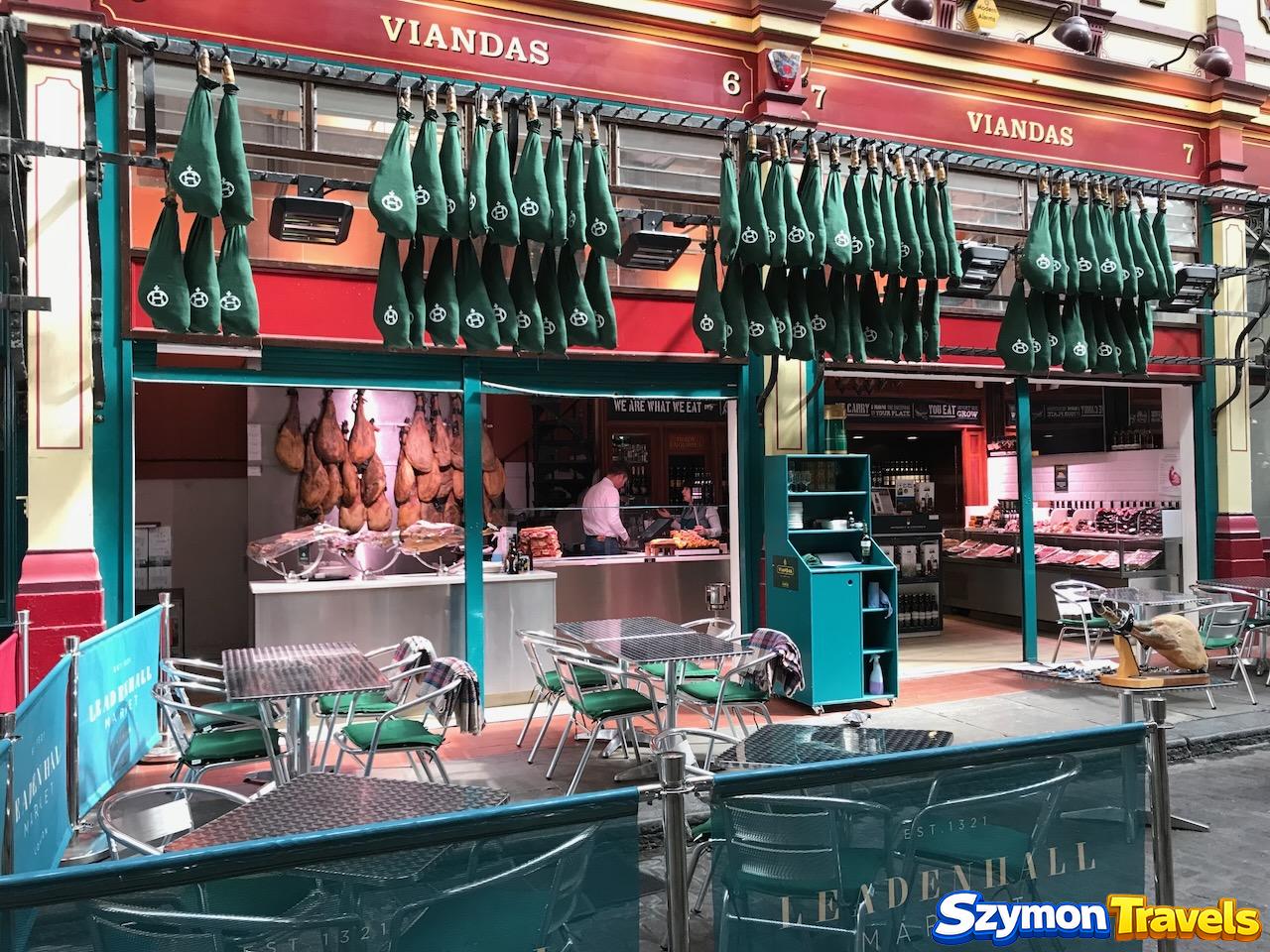 Dawny lokal Viandas w Leadenhall Market z szynkami dojrzewającymi i stolikami przed sklepem