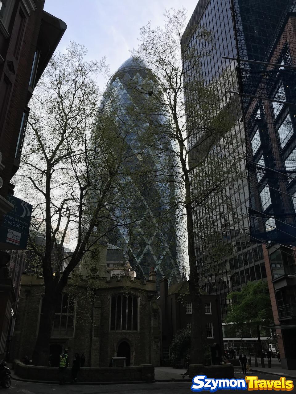 Wieżowiec Gherkin za zabytkowym kościołem St Andrew Undershaft w City of London