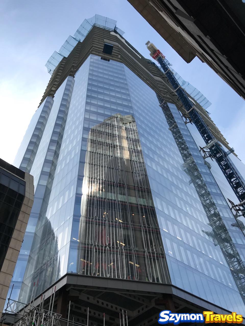Górne piętra i dźwig na budowie 22 Bishopsgate w City of London w 2018 roku