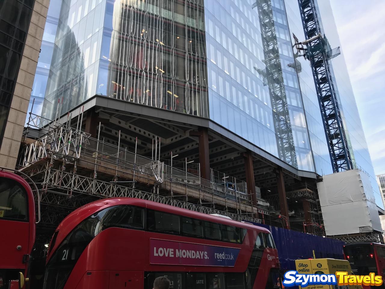Dolna część budowy 22 Bishopsgate, rusztowania i czerwony autobus w Londynie