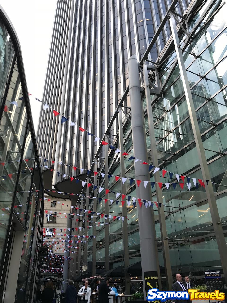 Wąskie przejście pomiędzy nowoczesnymi biurowcami w pobliżu Tower 42 w City of London