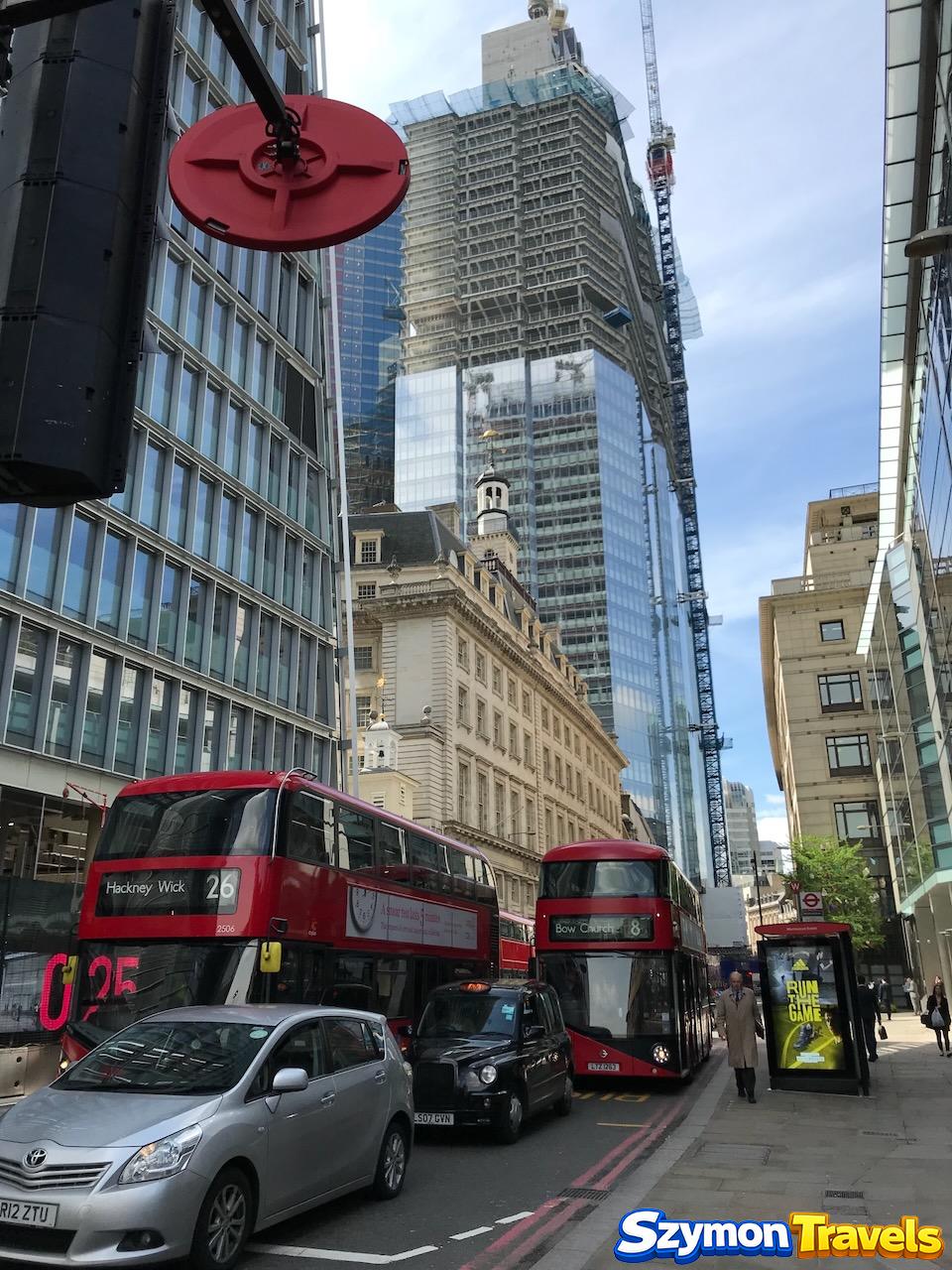 22 Bishopsgate w trakcie budowy ponad czerwonymi autobusami na ulicy Bishopsgate w 2018 roku