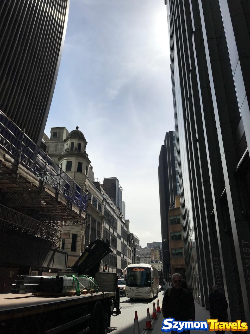 Wąska ulica w City of London pomiędzy nowoczesnymi biurowcami i starszą kamienną zabudową