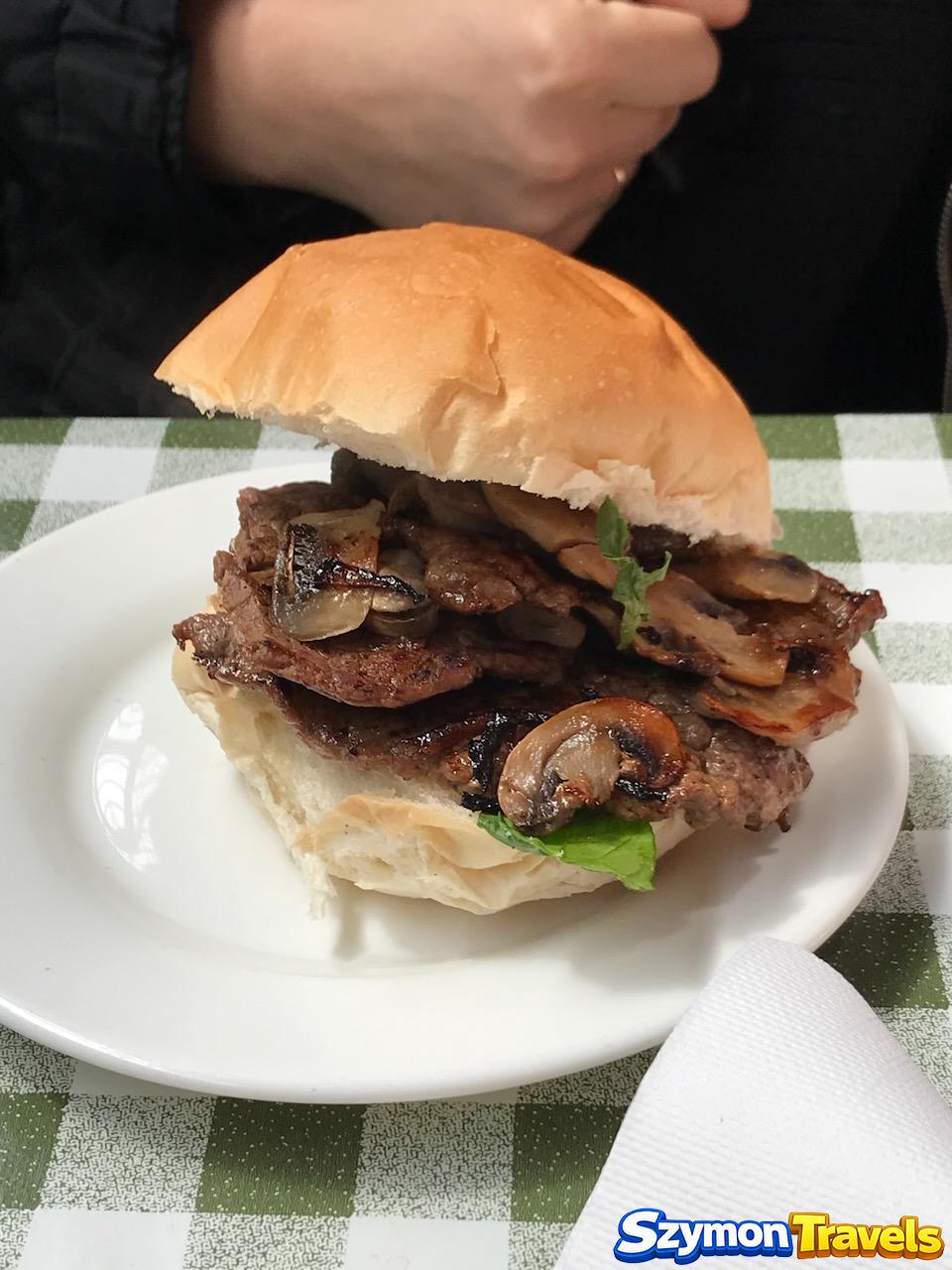 Duża kanapka z mięsem i smażonymi pieczarkami podczas wizyty w Londynie