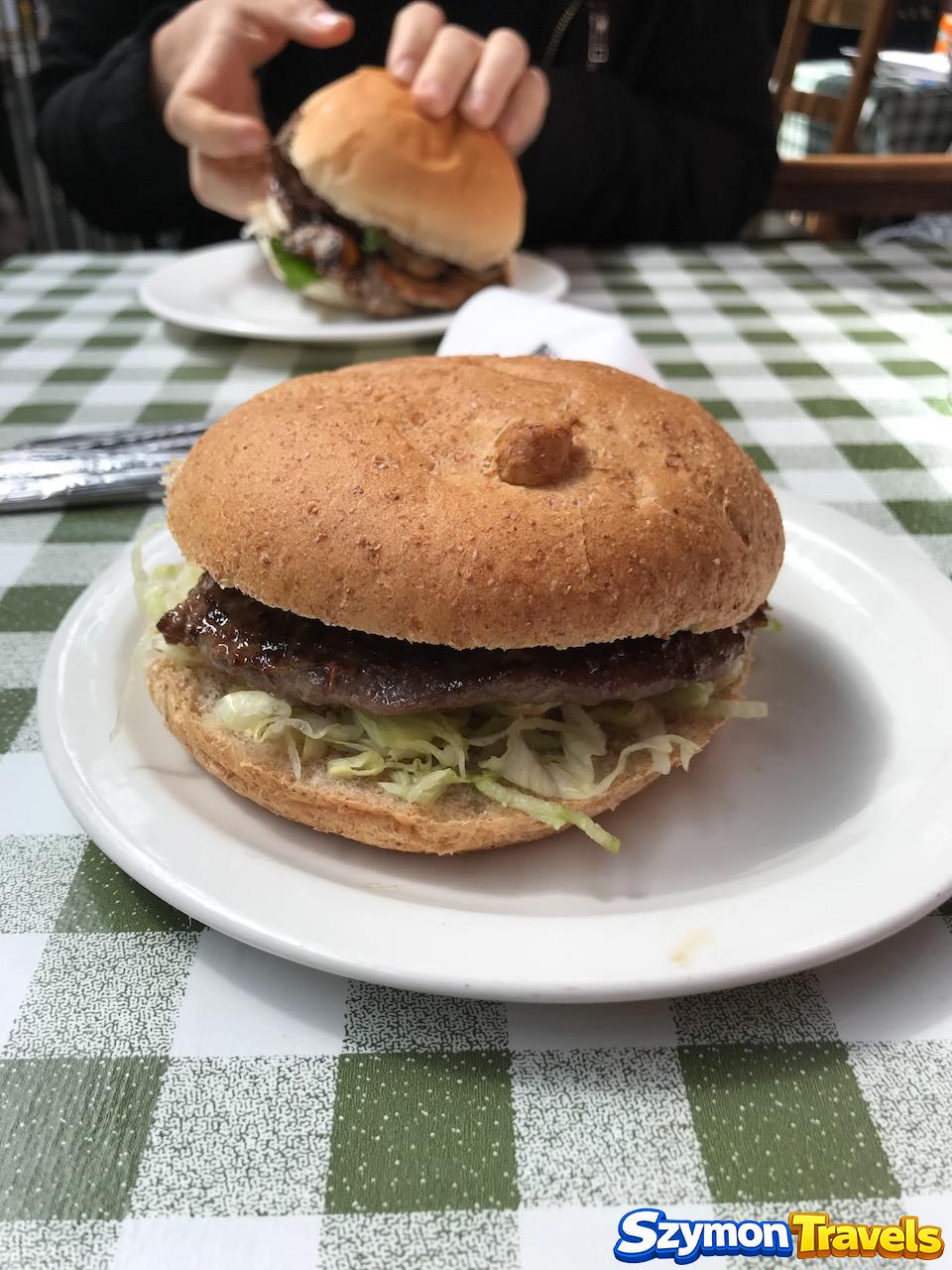 Dwa burgery podane podczas wizyty w okolicy Borough Market w Londynie