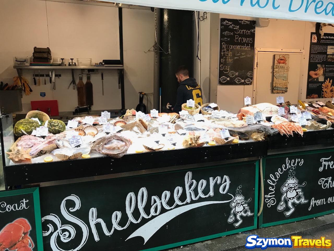 Stoisko Shellseekers z rybami, owocami morza i skorupiakami na Borough Market w Londynie