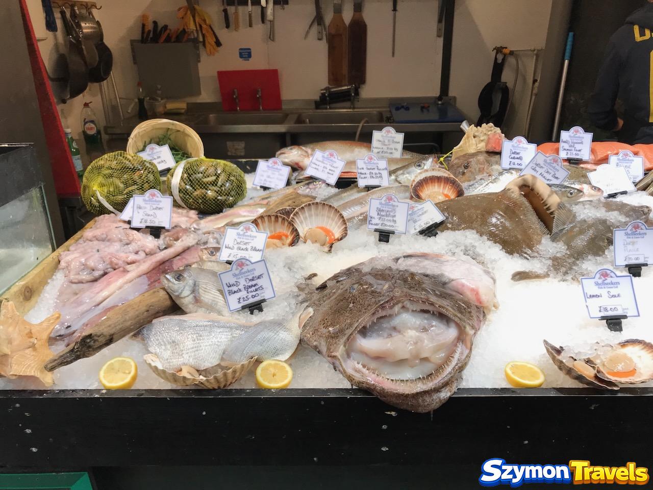 Żabnica, płaszczki, ryby i przegrzebki na lodzie na Borough Market