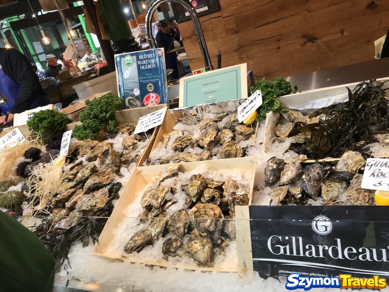 Ostrygi Gillardeau i inne odmiany ostryg na lodzie na Borough Market