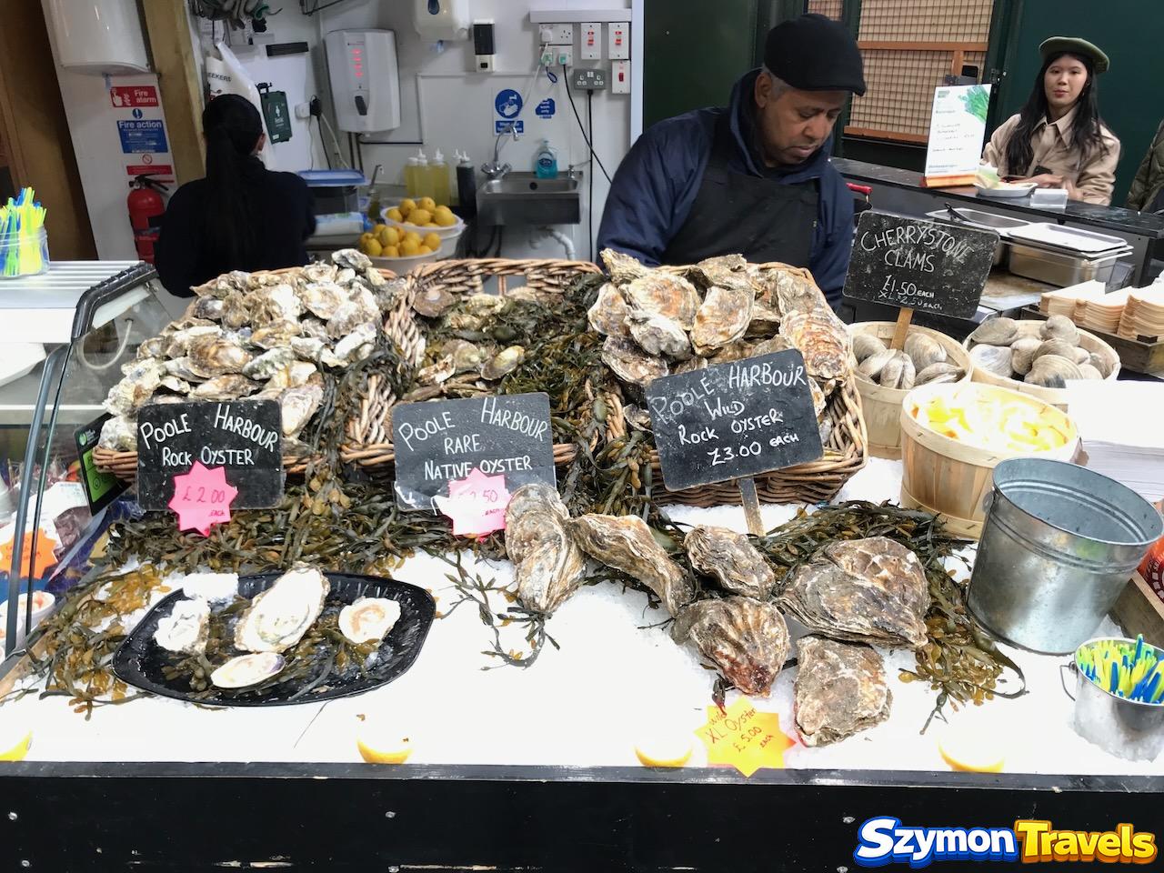 Ostrygi z Poole Harbour i małże Cherrystone sprzedawane na Borough Market