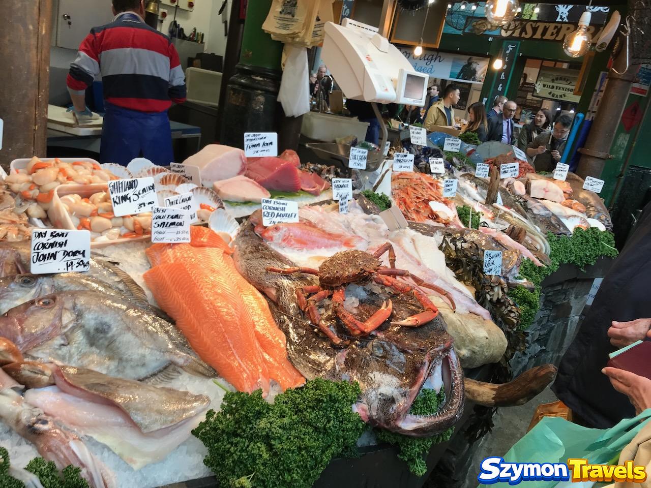 Łosoś, kraby, krewetki, kalmary i ryby na stoisku Borough Market