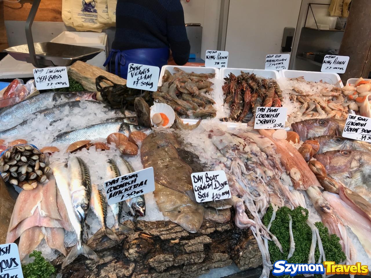 Ryby, krewetki, kalmary, labraks i sola na lodzie na Borough Market