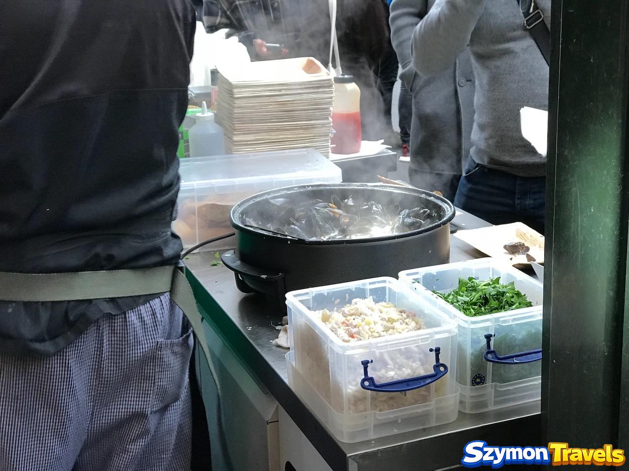 Przygotowywanie gorącego jedzenia na stoisku Borough Market
