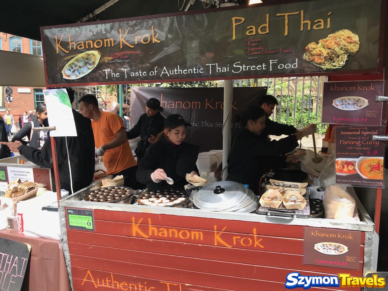 Stoisko z tajskim pad thai i deserem khanom krok na Borough Market