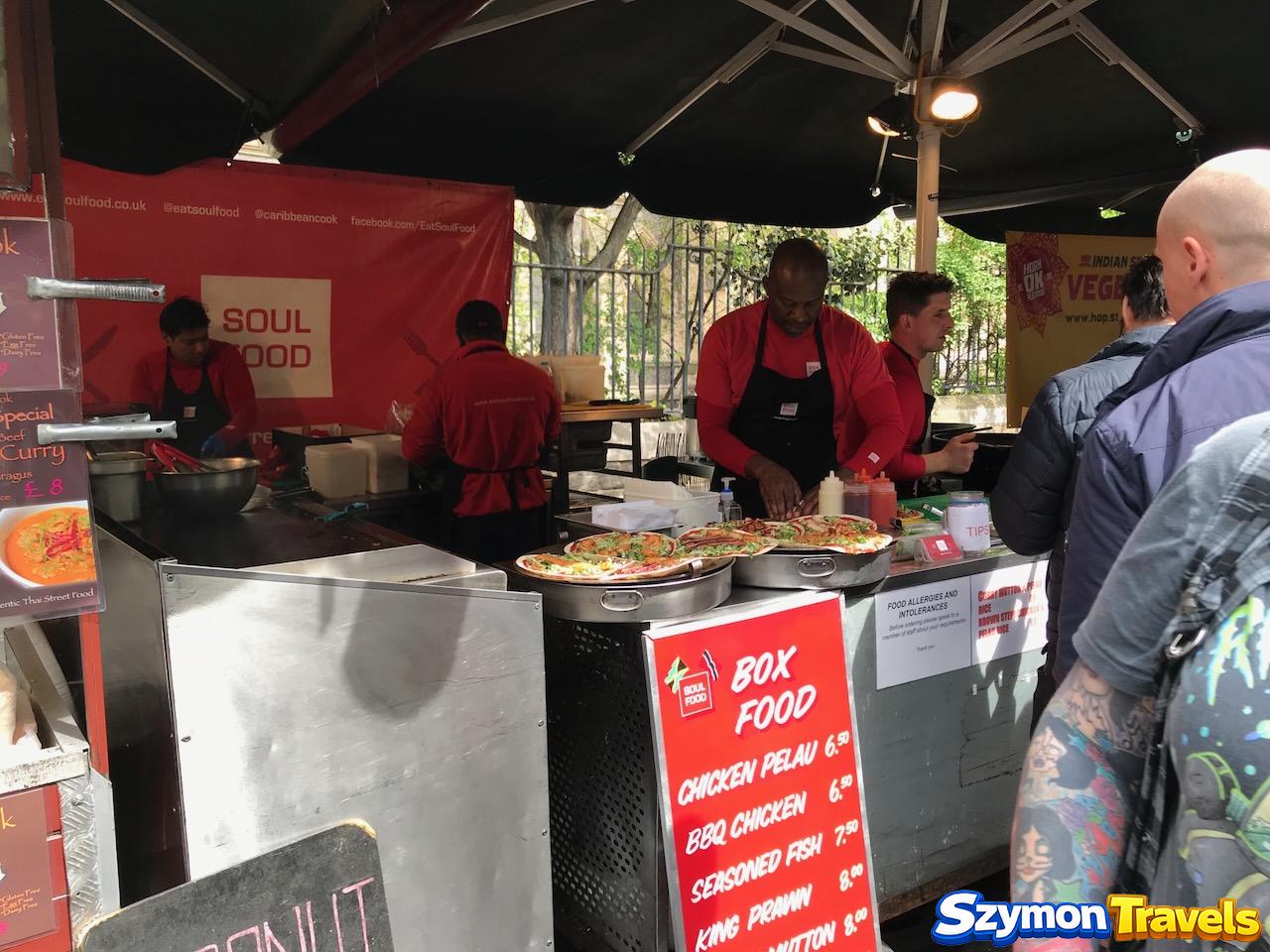 Stoisko Soul Food z karaibskimi potrawami na Borough Market w Londynie