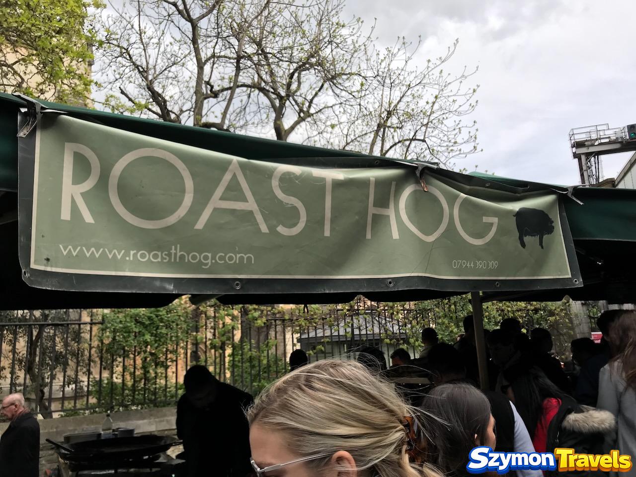 Szyld Roast Hog nad stoiskiem z pieczoną wieprzowiną na Borough Market