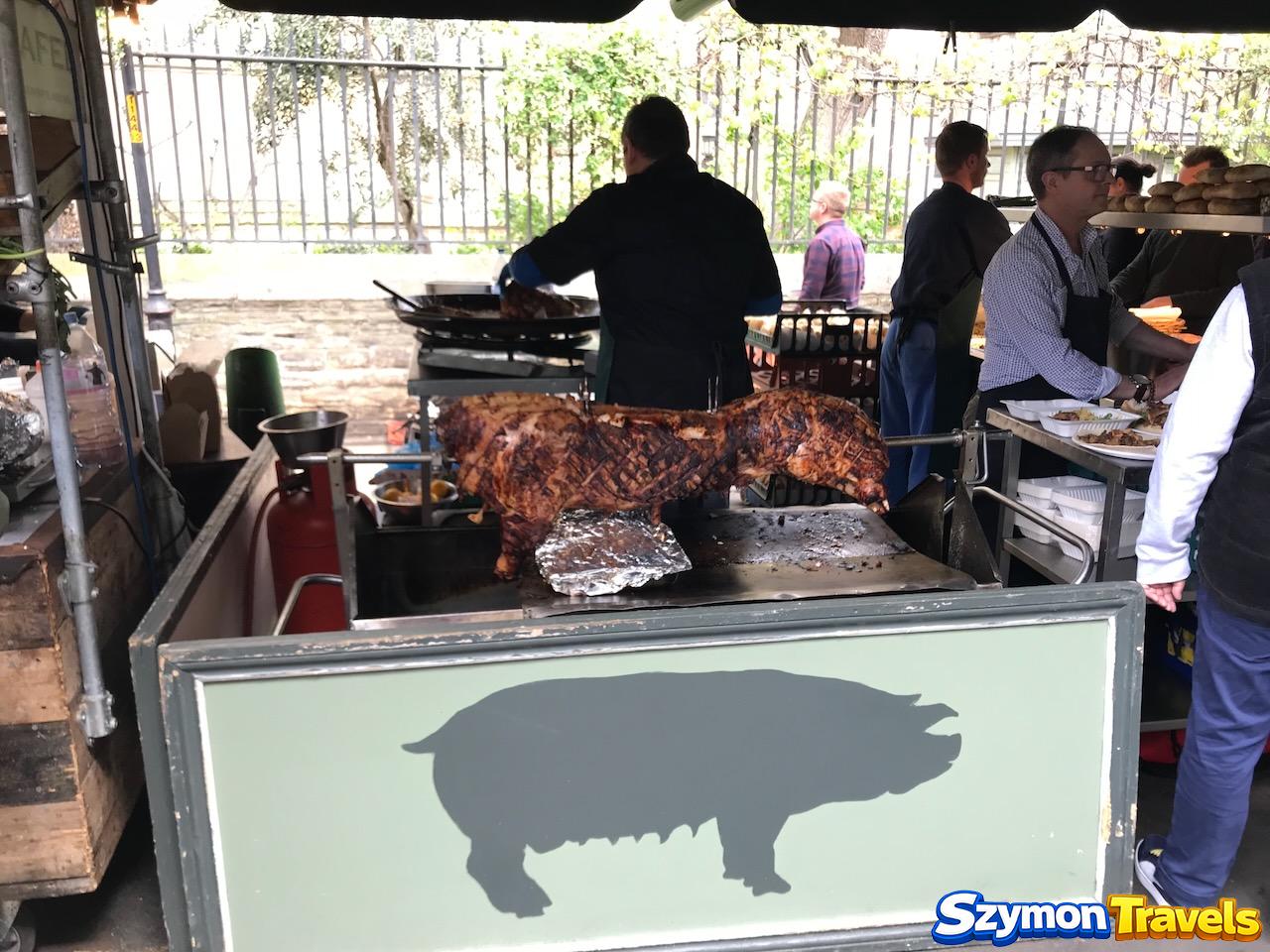Cały pieczony prosiak na rożnie na stoisku Roast Hog na Borough Market