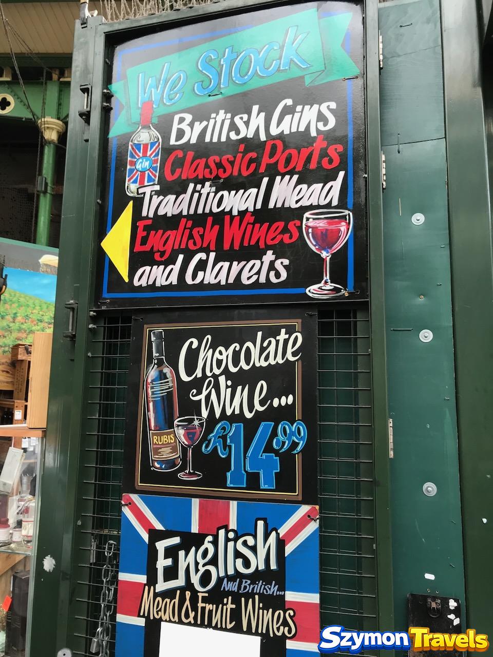 Tablice reklamujące brytyjski gin, porto, miód pitny, angielskie wino i wino czekoladowe na Borough Market
